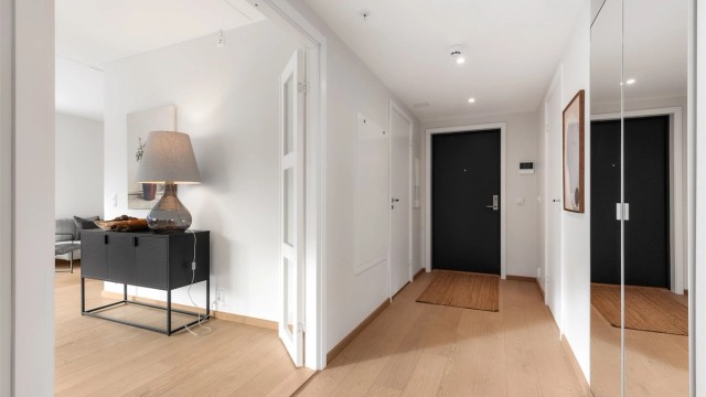 Romslig entré med plass til garderobeskap for oppbevaring av ytterklær og sko. Fra entreen kommer man videre til badet, begge soverommene, toalettrommet og stuen/kjøkkenet.