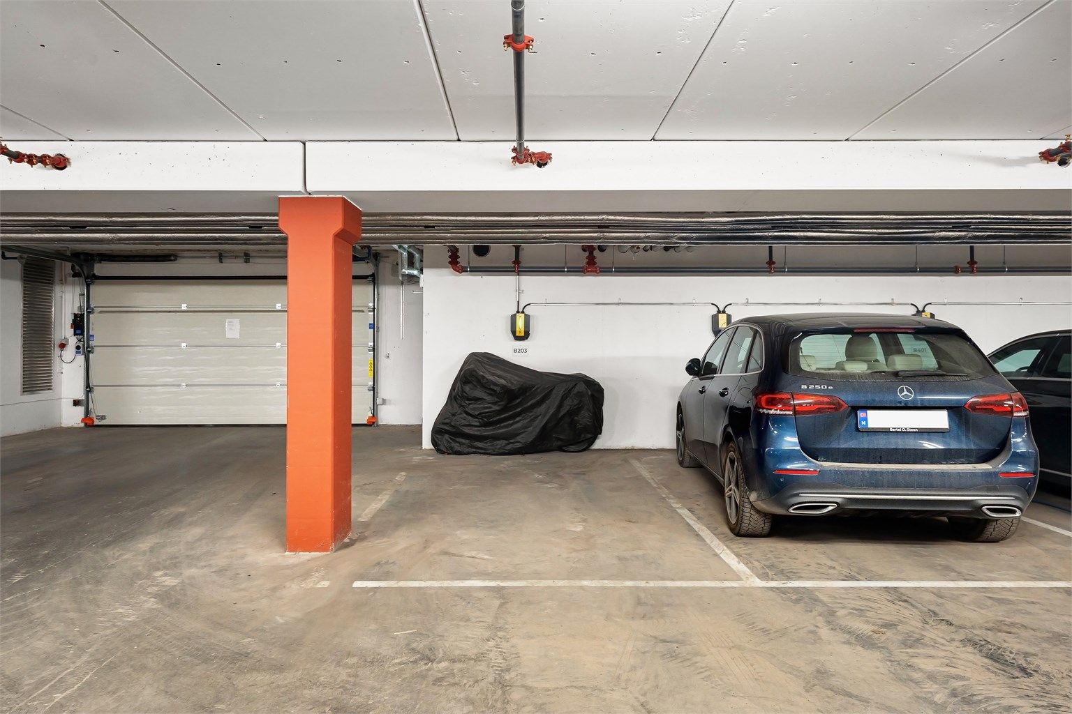 Med leiligheten medfølger én innvendig parkeringsplass i felles garasjeanlegg. På parkeringsplassen er det installert elbillader med leieabonnement