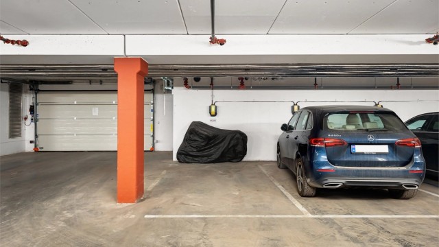 Med leiligheten medfølger én innvendig parkeringsplass i felles garasjeanlegg. På parkeringsplassen er det installert elbillader med leieabonnement