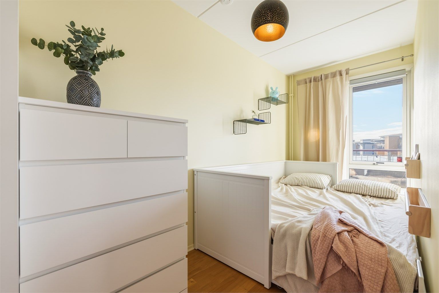 På soverom 2 er det også plass til større seng slik man kan ta imot gjester også.