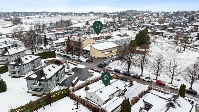 For de minste er det en trygg og kort gangvei til Mosserød barneskole, da boligen ligger rett ved barneskolen. Det er ca. 1,5 kilometer til Breidablikk ungdomsskole.