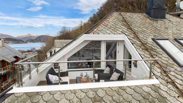 Terrassen er bygget i trekonstruksjon med rekkverk av metall og glass, som ble montert i 2015.