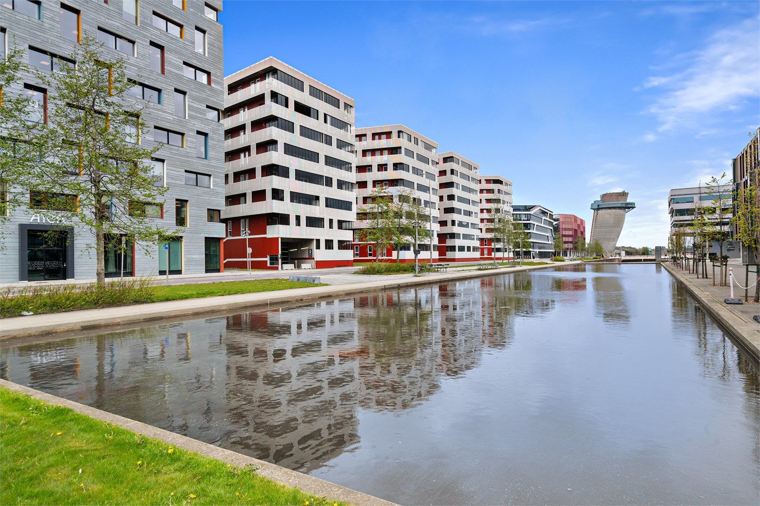 Leiligheten ligger i et levende område ved sjøen i Jåttåvågen, et fremvoksende business district med mange servicetilbud.