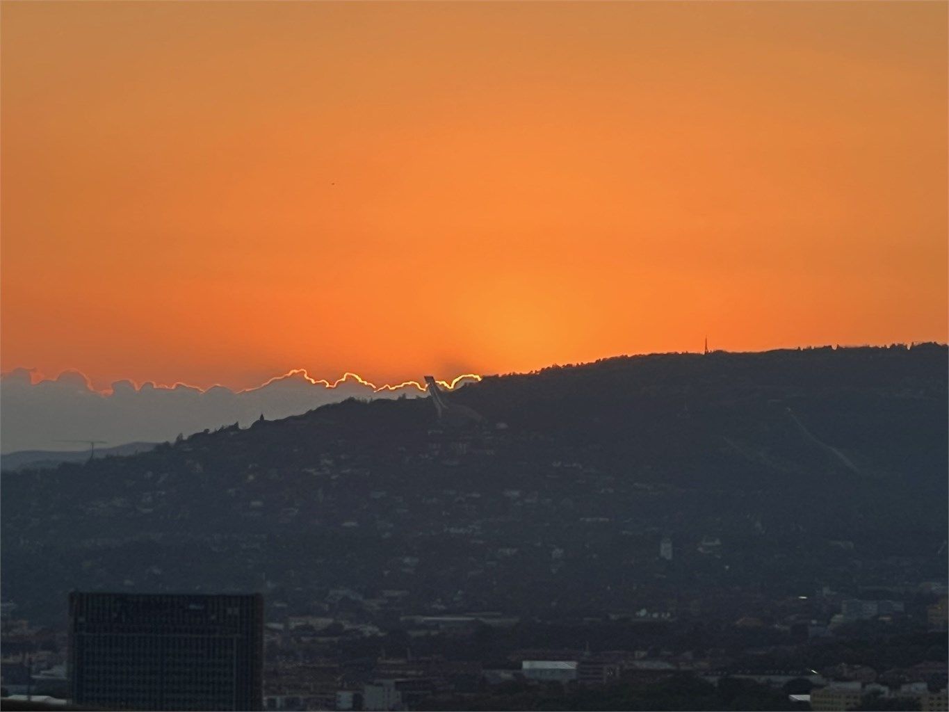Fra balkongen er det fantastiske solnedganger. Selgers egne bilder.