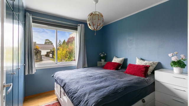 Soverom med plass til dobbeltseng og garderobeskap langs veggen.