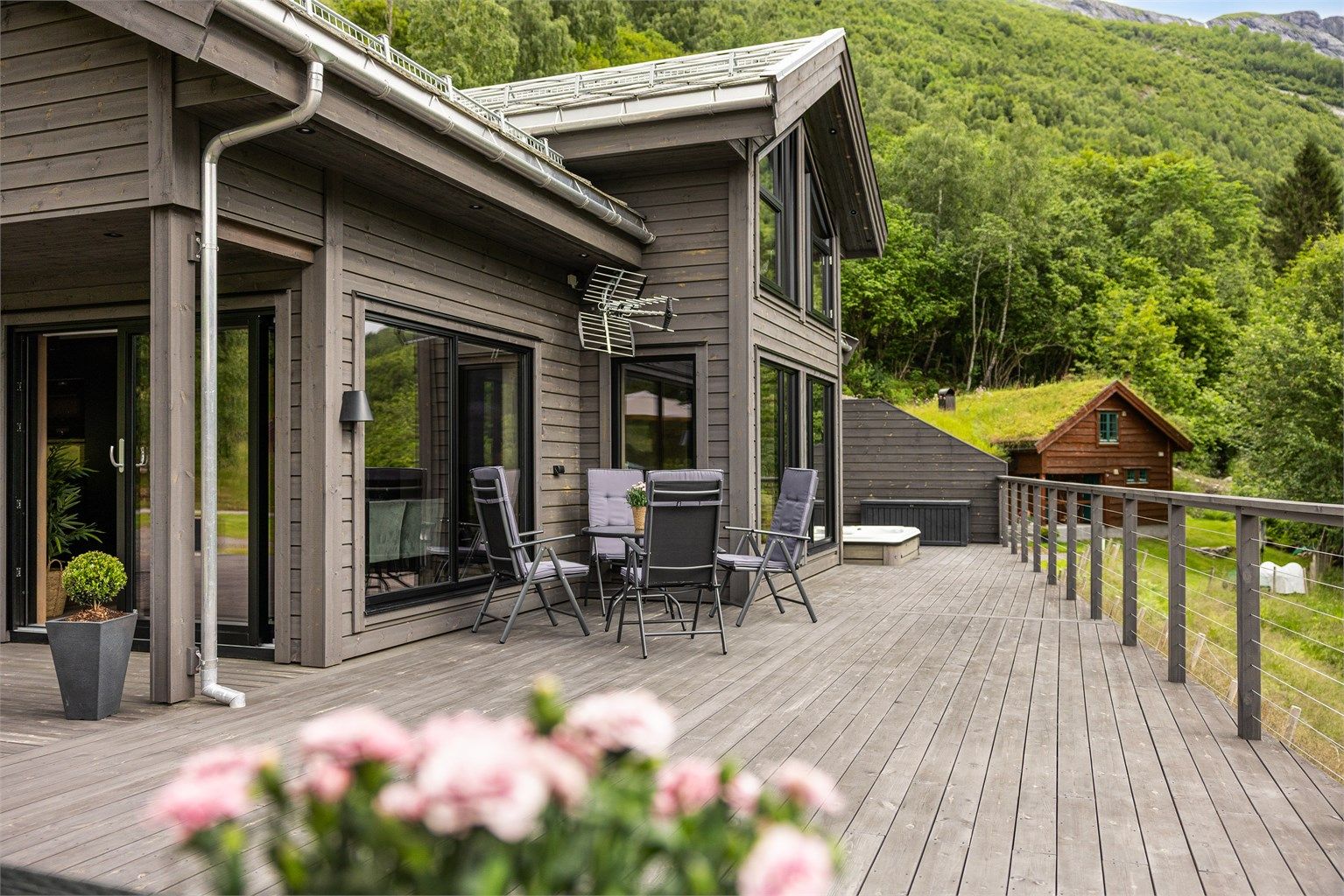 Det er valgt vedlikeholdsfrie løsninger utvendig. Det er valgt taktekking av skifer med zinkbeslag. Aluminiumskledde vindu og terrassedører med sorte innerkarmer og royal-impregnert bordkledning
