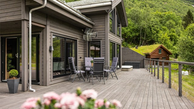 Det er valgt vedlikeholdsfrie løsninger utvendig. Det er valgt taktekking av skifer med zinkbeslag. Aluminiumskledde vindu og terrassedører med sorte innerkarmer og royal-impregnert bordkledning