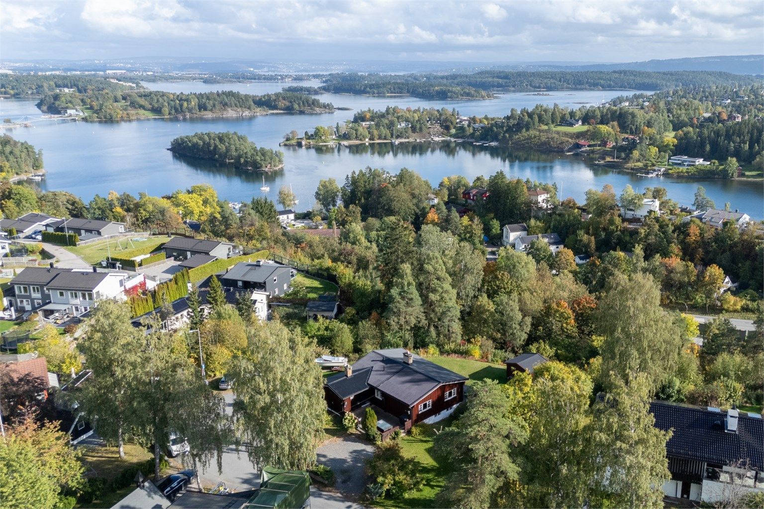 Aattraktiv og høytbeliggende plassering på Gyssestadkollen, i et etablert og rolig villastrøk i Bærum. Fra eiendommen og uteplassene er det et flott og åpent utsyn over nærområdet og ut mot fjorden