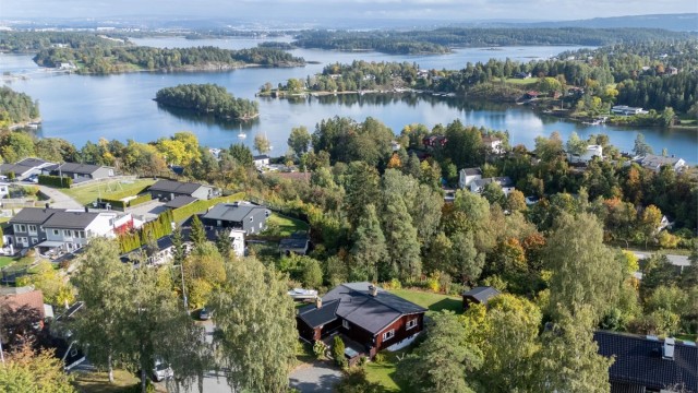 Aattraktiv og høytbeliggende plassering på Gyssestadkollen, i et etablert og rolig villastrøk i Bærum. Fra eiendommen og uteplassene er det et flott og åpent utsyn over nærområdet og ut mot fjorden