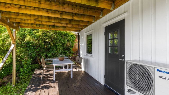 Terrassen ved inngangen i underetasjen er en skjermet og privat uteplass.