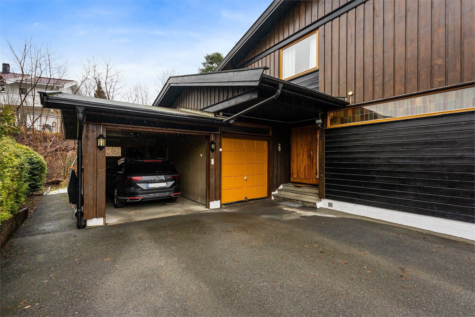 Eiendommen har en attraktiv beliggenhet med nærhet til skoler og idrettsanlegg.