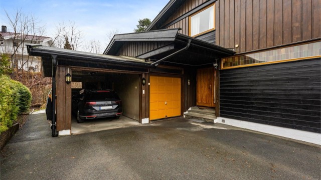 Eiendommen har en attraktiv beliggenhet med nærhet til skoler og idrettsanlegg.