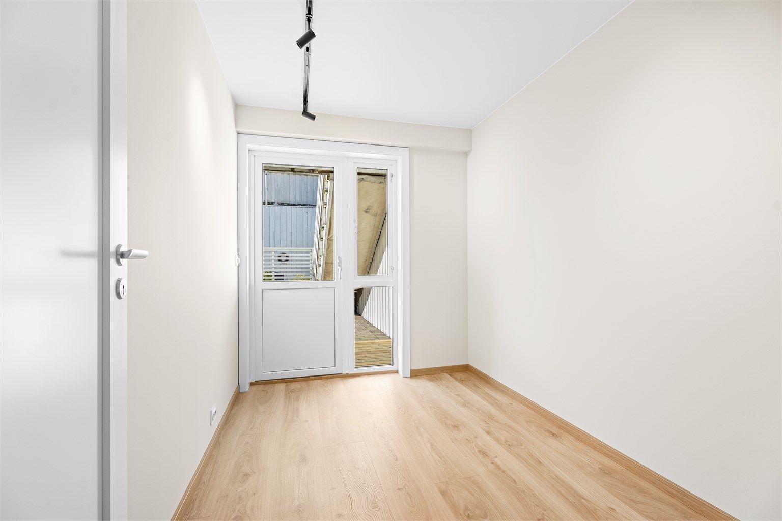 Soverom 1 med utgang til privat terrasse i stille og lukket bakgård for sameiet
