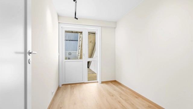 Soverom 1 med utgang til privat terrasse i stille og lukket bakgård for sameiet