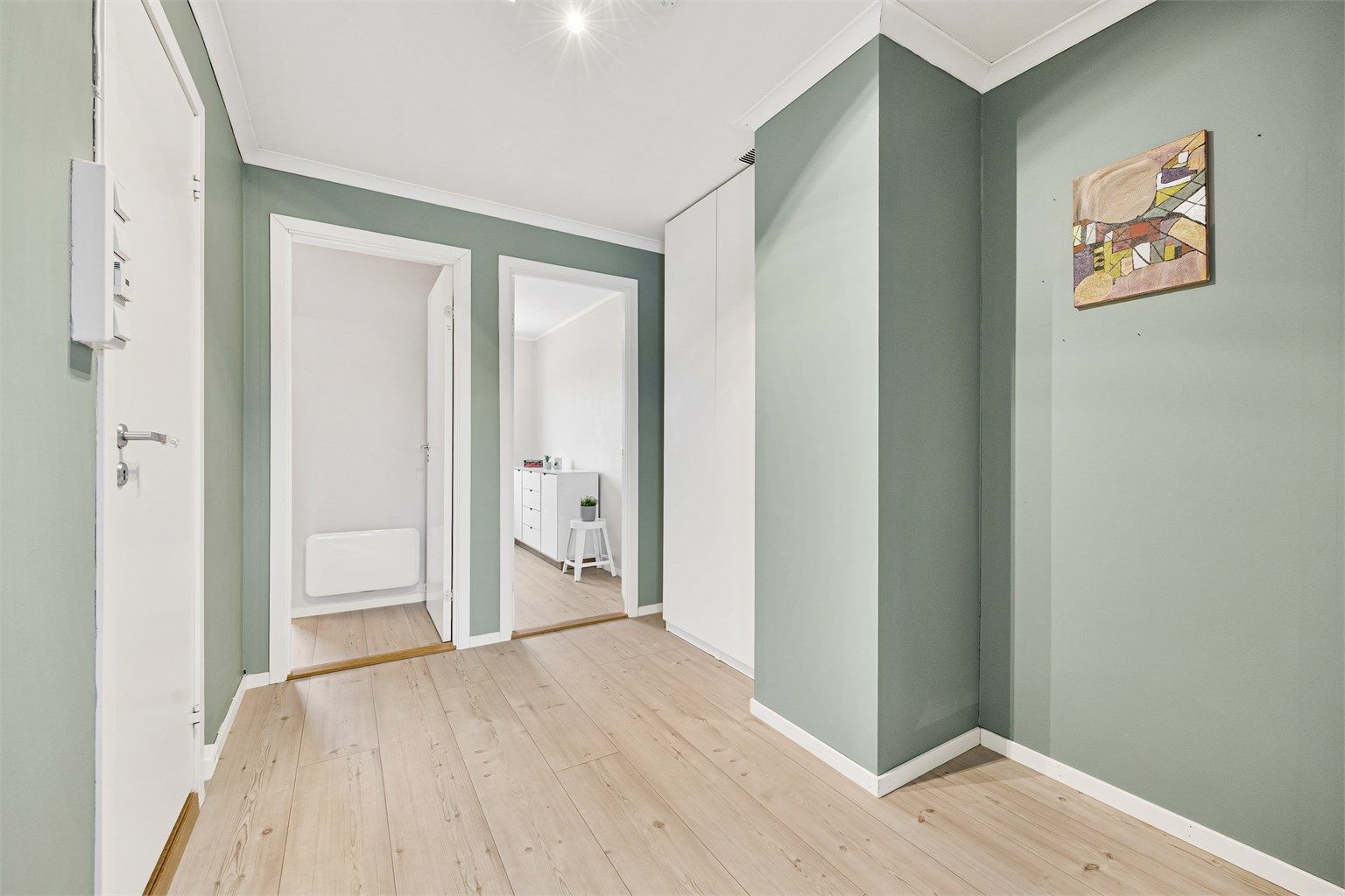 Herfra er det inngang til to av soverommene samt det separate WC-rommet.