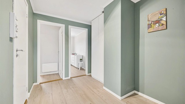 Herfra er det inngang til to av soverommene samt det separate WC-rommet.