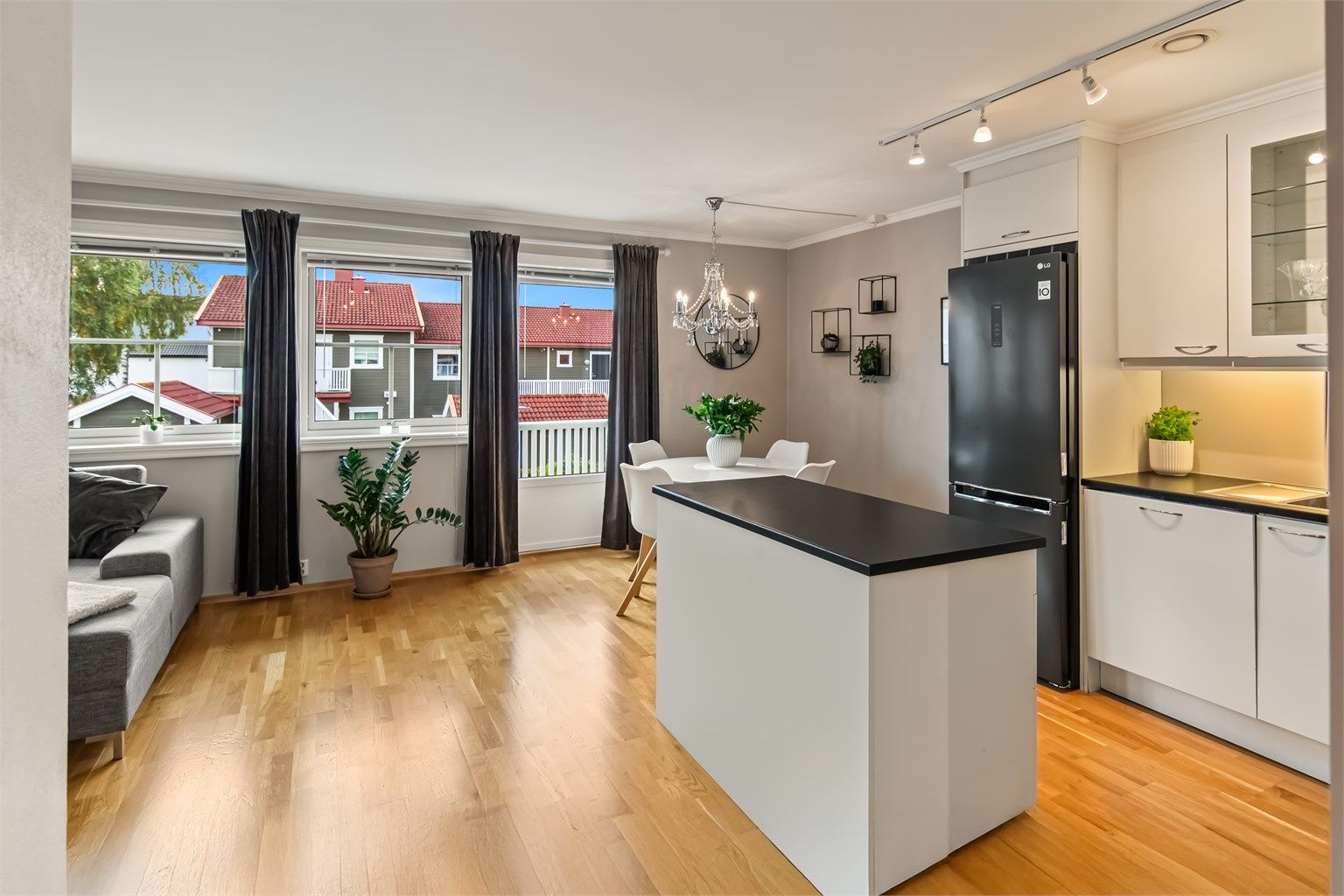 Fra stuen er det også utgang til en solrik balkong med fri beliggenhet mot vest. 