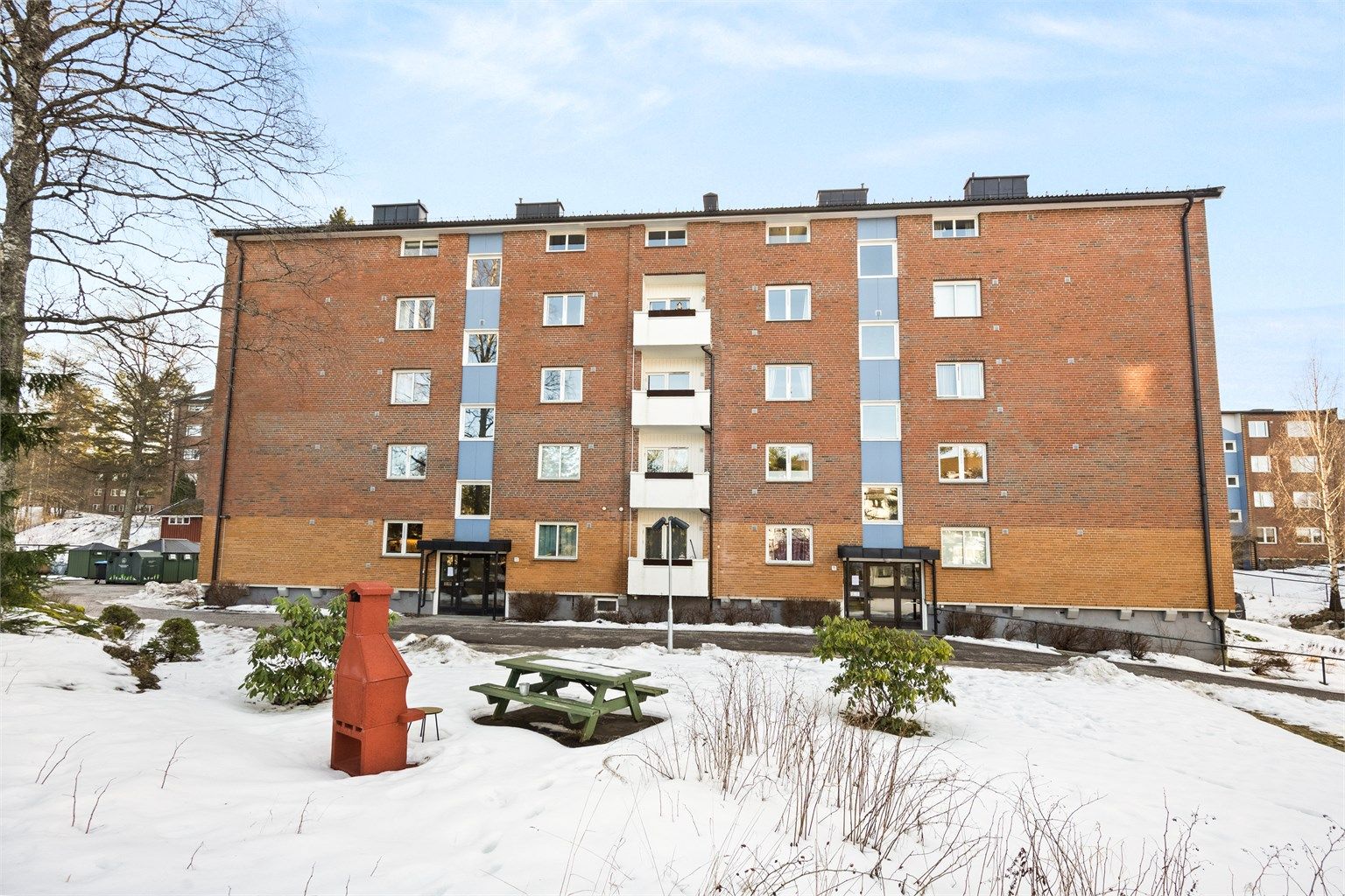 Fasaden sett fra inngangssiden. 
Bygget har fasader i teglstein og ble oppført i 1959.