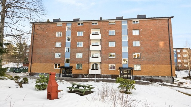 Fasaden sett fra inngangssiden.
Bygget har fasader i teglstein og ble oppført i 1959.