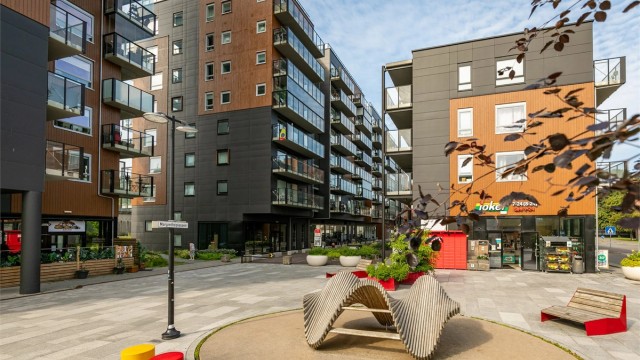 Hyggelige og opparbeidede fellesarealer med sittegrupper og beplantning.