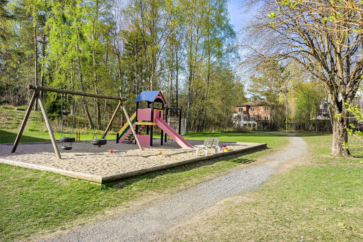 Her bor du fredelig, med gangavstand til barnehager, skoler, T-bane, buss og flotte turområder, samtidig kort vei til sentrum.