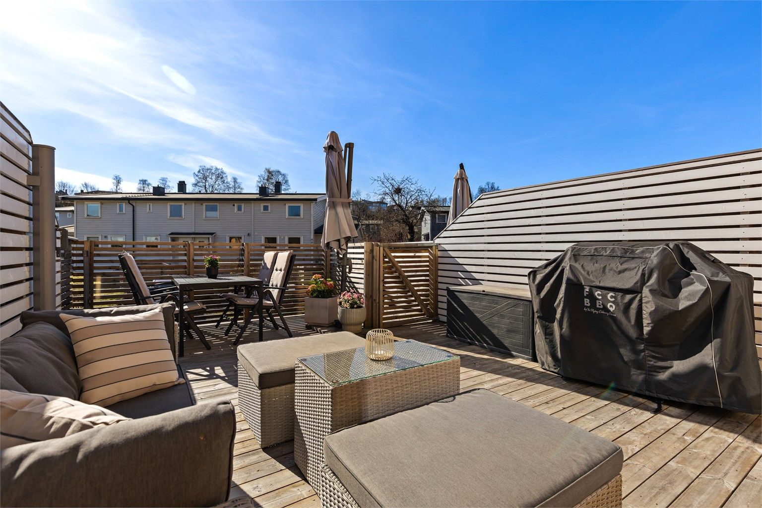 Terrassen med utgang fra stuen har god plass til utemøbler. Her er det sol fra morgen til tidlig ettermiddag sommerstid.