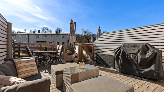 Terrassen med utgang fra stuen har god plass til utemøbler. Her er det sol fra morgen til tidlig ettermiddag sommerstid.