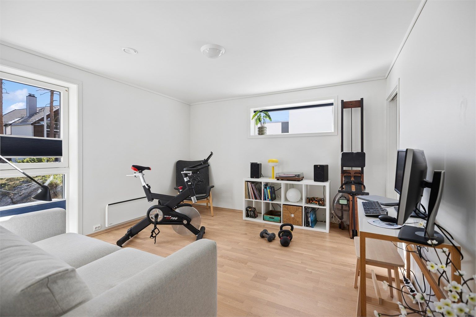 Boligen består av 3 soverom - I dag benyttes soverommet i første etasje til kontor/ hobbyrom. Rommet er romslig med godt gjennomlys og adkomst til egen walk-in-garderobe