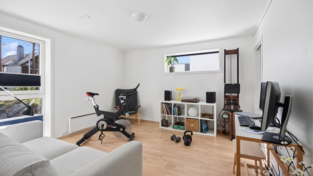 Boligen består av 3 soverom - I dag benyttes soverommet i første etasje til kontor/ hobbyrom. Rommet er romslig med godt gjennomlys og adkomst til egen walk-in-garderobe