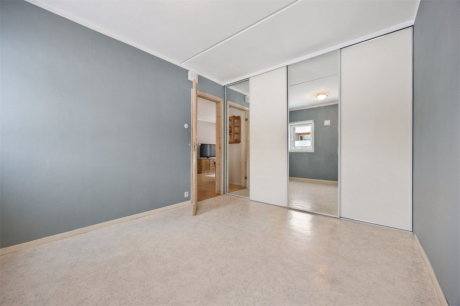 På hovedsoverommet er det en praktisk bod plassert bak skyvedører, som gir ekstra og smart oppbevaringsplass.