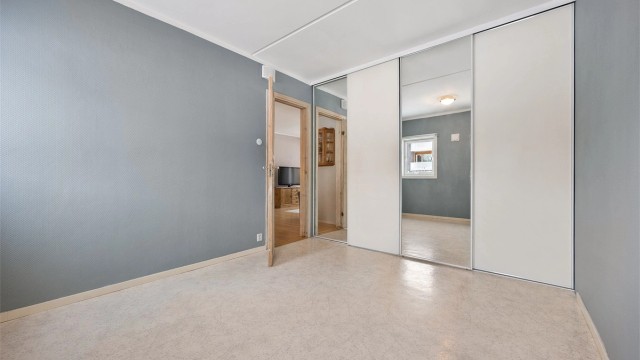 På hovedsoverommet er det en praktisk bod plassert bak skyvedører, som gir ekstra og smart oppbevaringsplass.