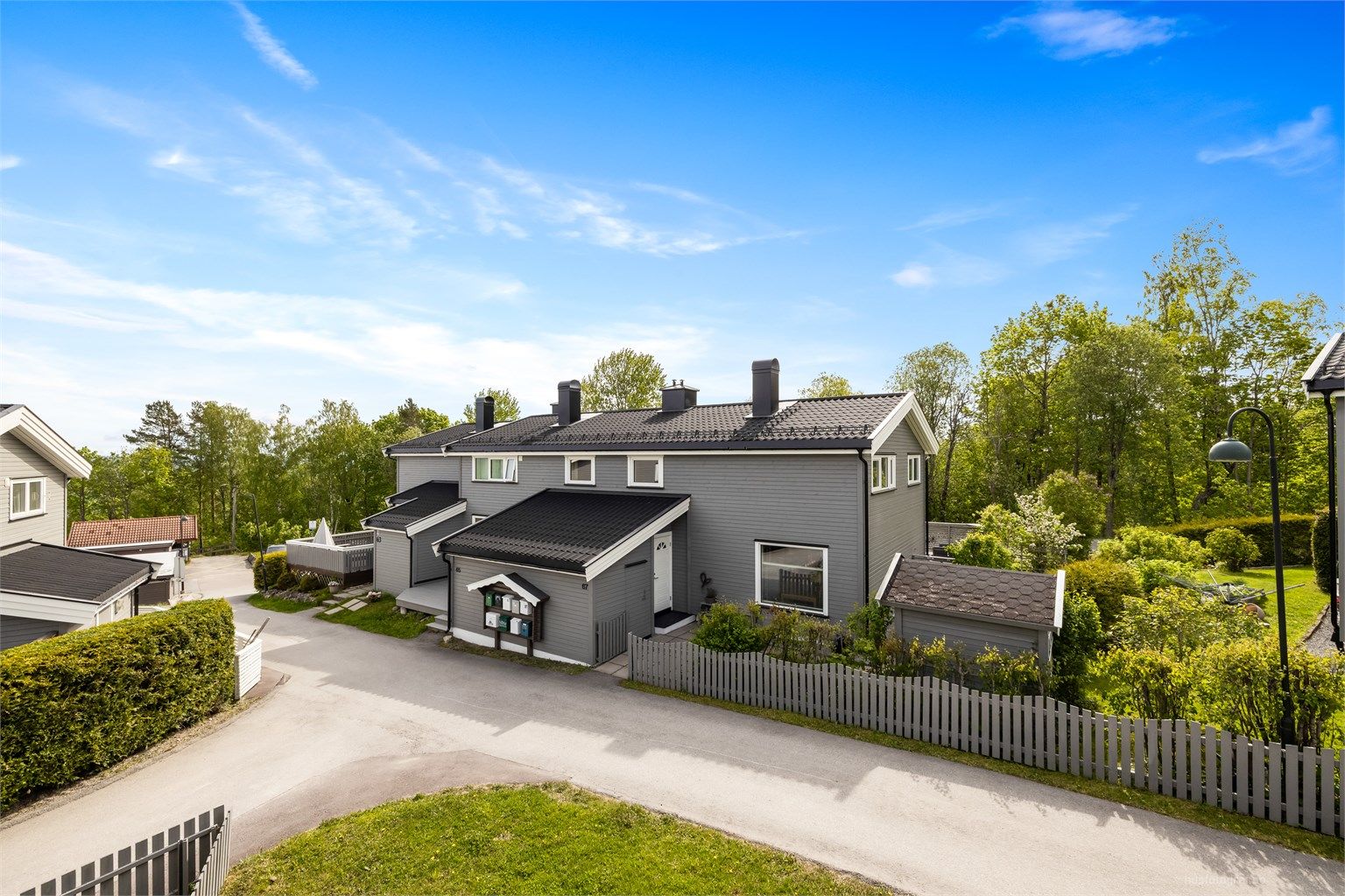 Boligen har en god internbeliggenhet på feltet med garasjeanlegg rett ved.