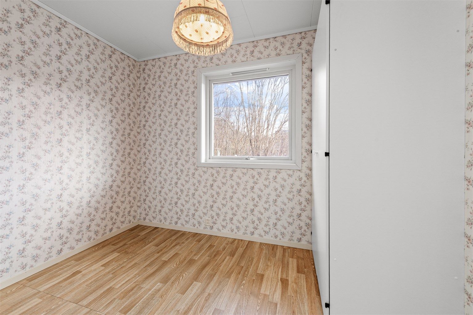 Eneboligens hovedetasje inneholder totalt tre soverom