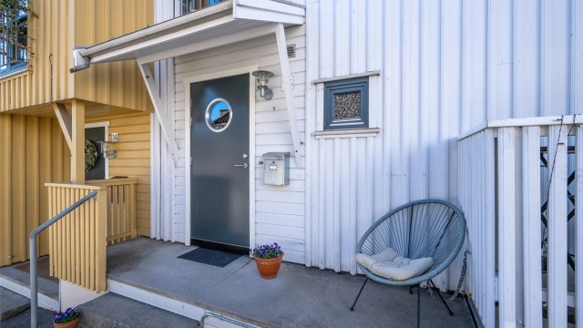 Inngangspartiet er innbydende, med en nyere hovedytterdør fra 2025.