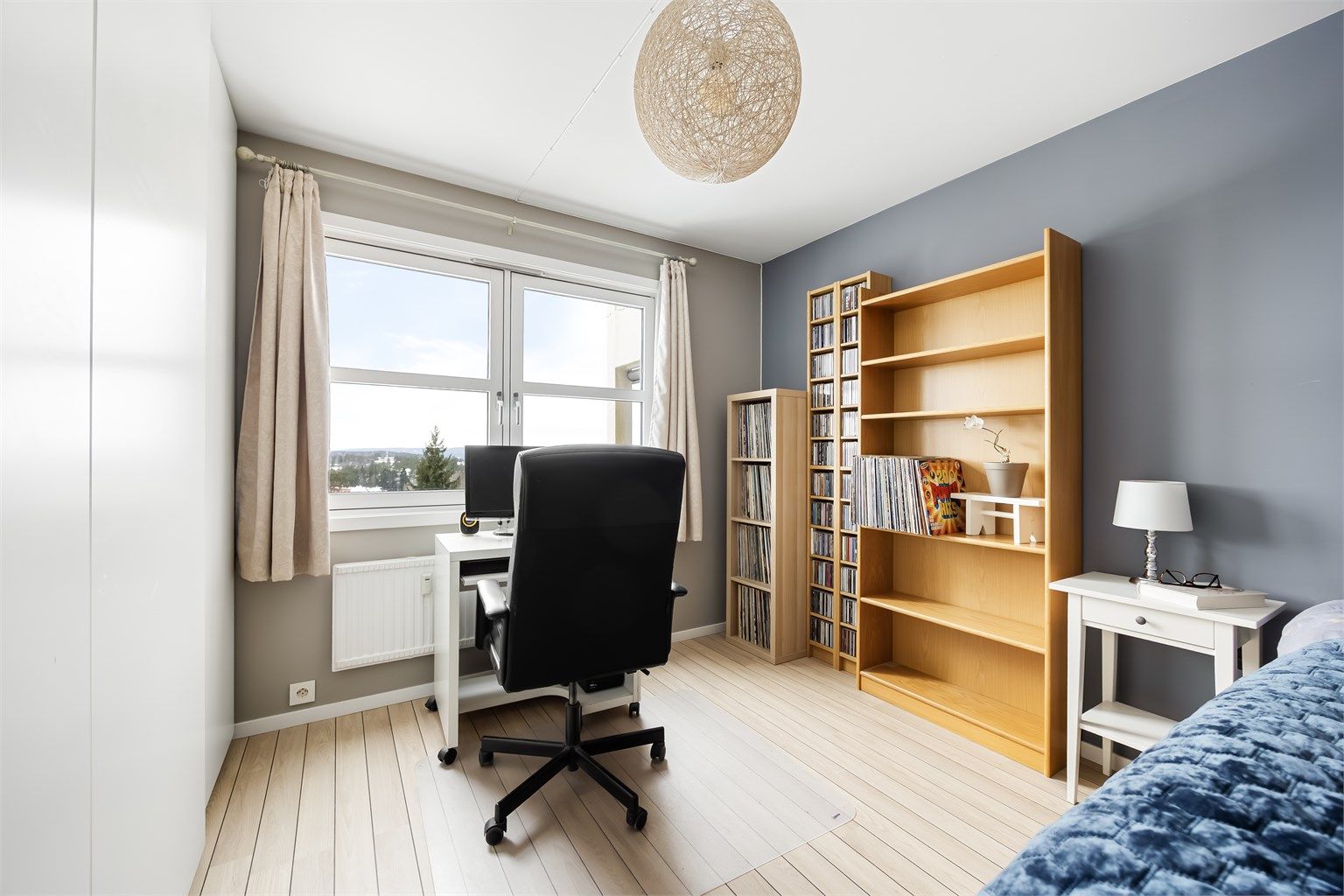 Leiligheten har to lyse og romslige soverom med gode møbleringsmuligheter.