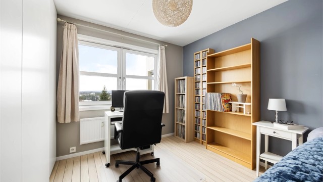 Leiligheten har to lyse og romslige soverom med gode møbleringsmuligheter.