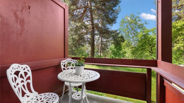 Vestvendt balkong med utsyn mot rolige, grønne fellesarealer.
Foto: Løvås Foto