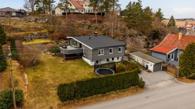 Beliggenheten er svært barnevennlig, med kort og trygg gangvei til Mosserød barneskole.