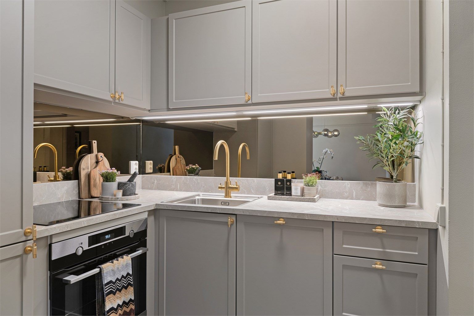 Leiligheten har et lekkert kjøkken fra 2025! Alle hvitevarer på kjøkkenet medfølger