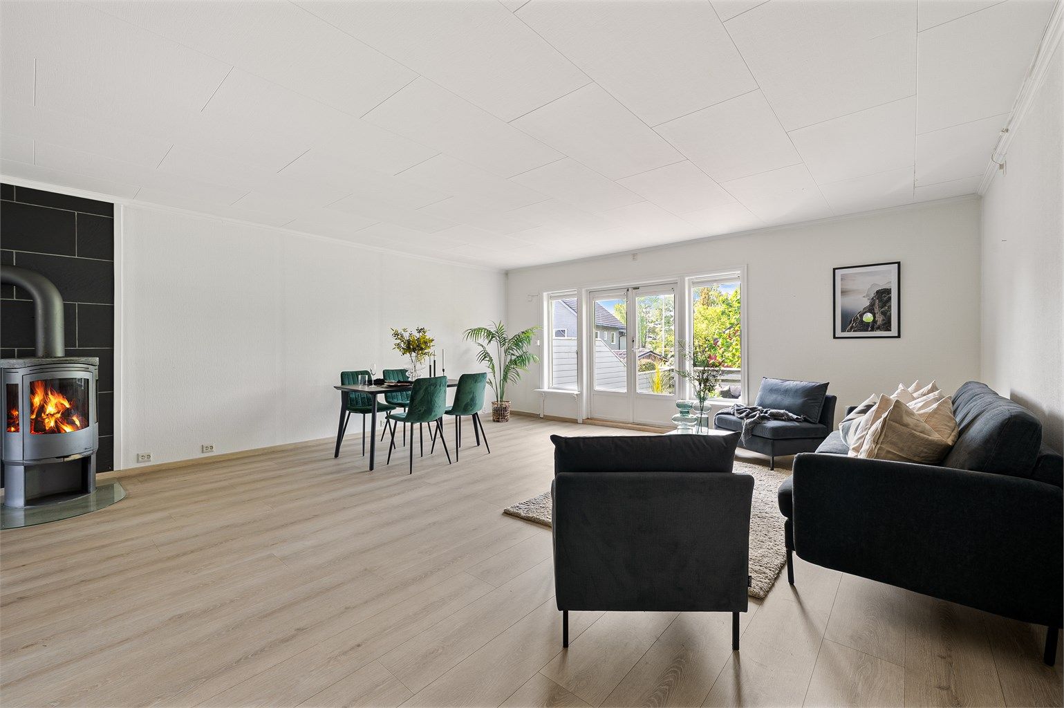 Stuen oppleves som lyst og luftig med store vindu.