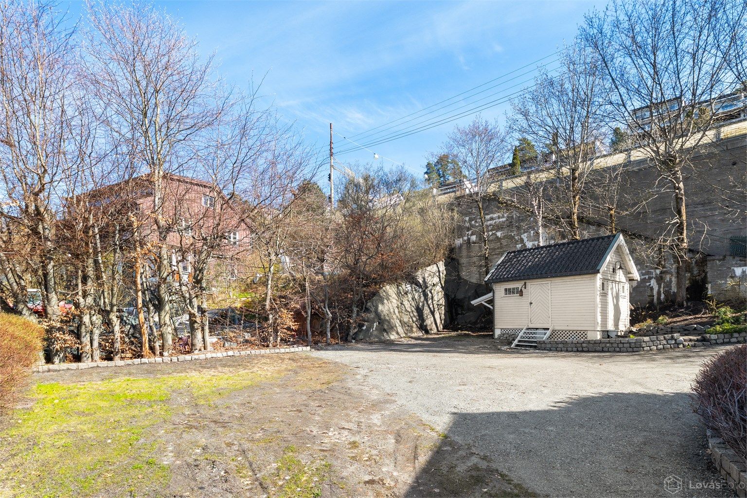 På tomten står også et frittstående, uisolert uthus på 13 m², perfekt for lagring av hageredskaper og utstyr.