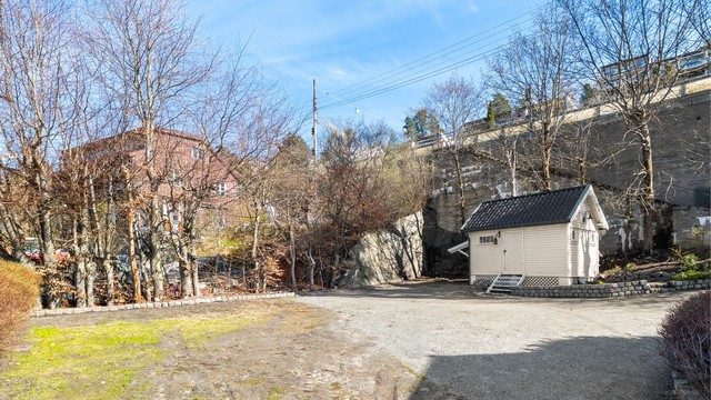 På tomten står også et frittstående, uisolert uthus på 13 m², perfekt for lagring av hageredskaper og utstyr.