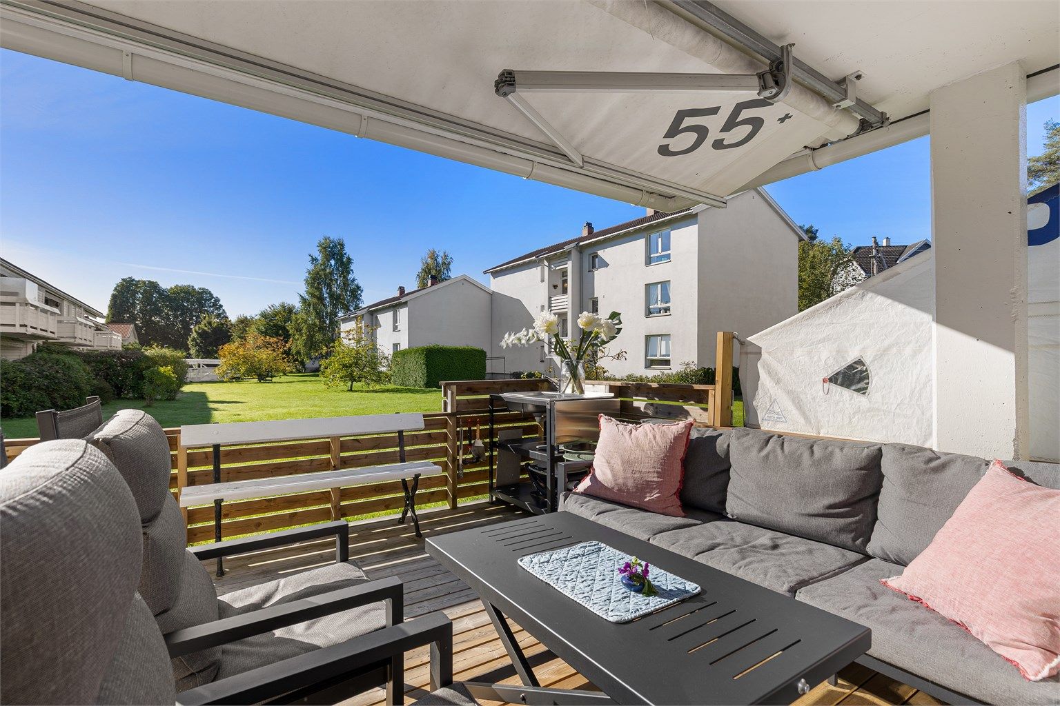 Markterrassen og gjerdet rundt ble bygget nytt i 2023