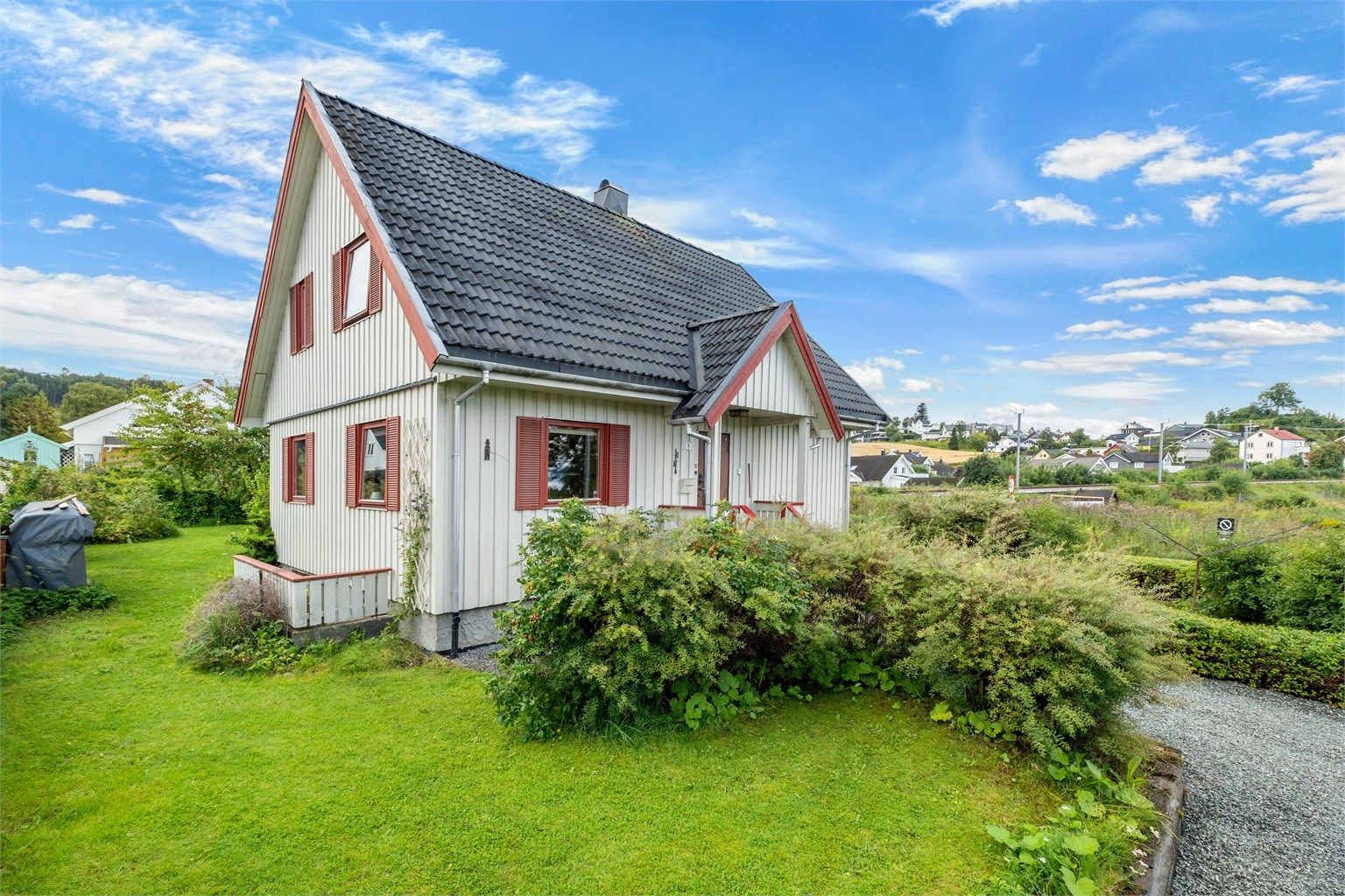 Området byr på et godt utvalg av dagligvarebutikker, servicetilbud og øvrige fasiliteter. På Grilstadporten finner du blant annet dagligvarehandel, apotek, frisør, treningssenter og andre servicetilbud. Grilstad Marina ligger også i nærheten.