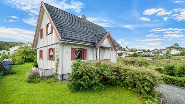 Området byr på et godt utvalg av dagligvarebutikker, servicetilbud og øvrige fasiliteter. På Grilstadporten finner du blant annet dagligvarehandel, apotek, frisør, treningssenter og andre servicetilbud. Grilstad Marina ligger også i nærheten.