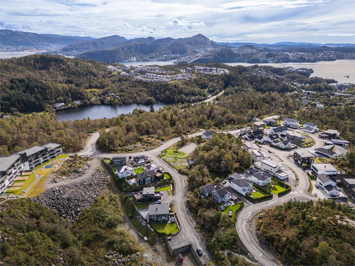 Rema 1000 i Strusshamn er nærmeste dagligvarebutikk, beliggende ved Strusshamn senter med Europris og Ditt Apotek.
For et bredere utvalg av butikker og tjenester ligger både Askøy senter og Kleppestø senter en kort kjøretur unna.