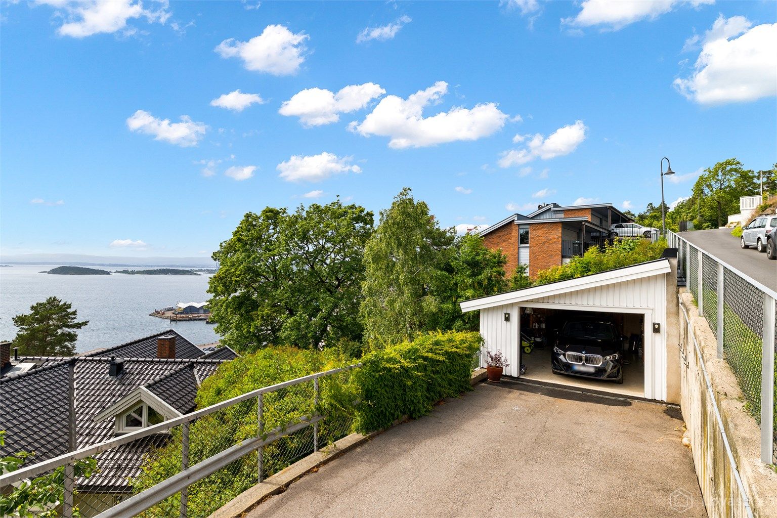 Eiendommen har en frittstående garasje på 31 kvm med bod, samt biloppstillingsplasser på gårdsplassen ved huset og foran garasjen.
Elbillader på husvegg