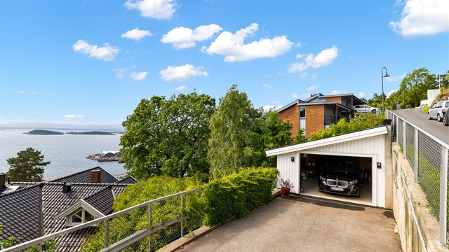 Eiendommen har en frittstående garasje på 31 kvm med bod, samt biloppstillingsplasser på gårdsplassen ved huset og foran garasjen.
Elbillader på husvegg