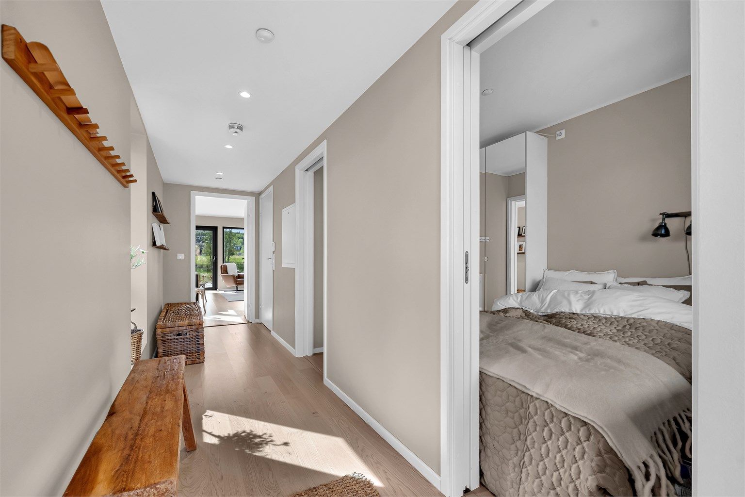 Her er det plass til å henge fra seg yttertøy og sette fra seg sko. 