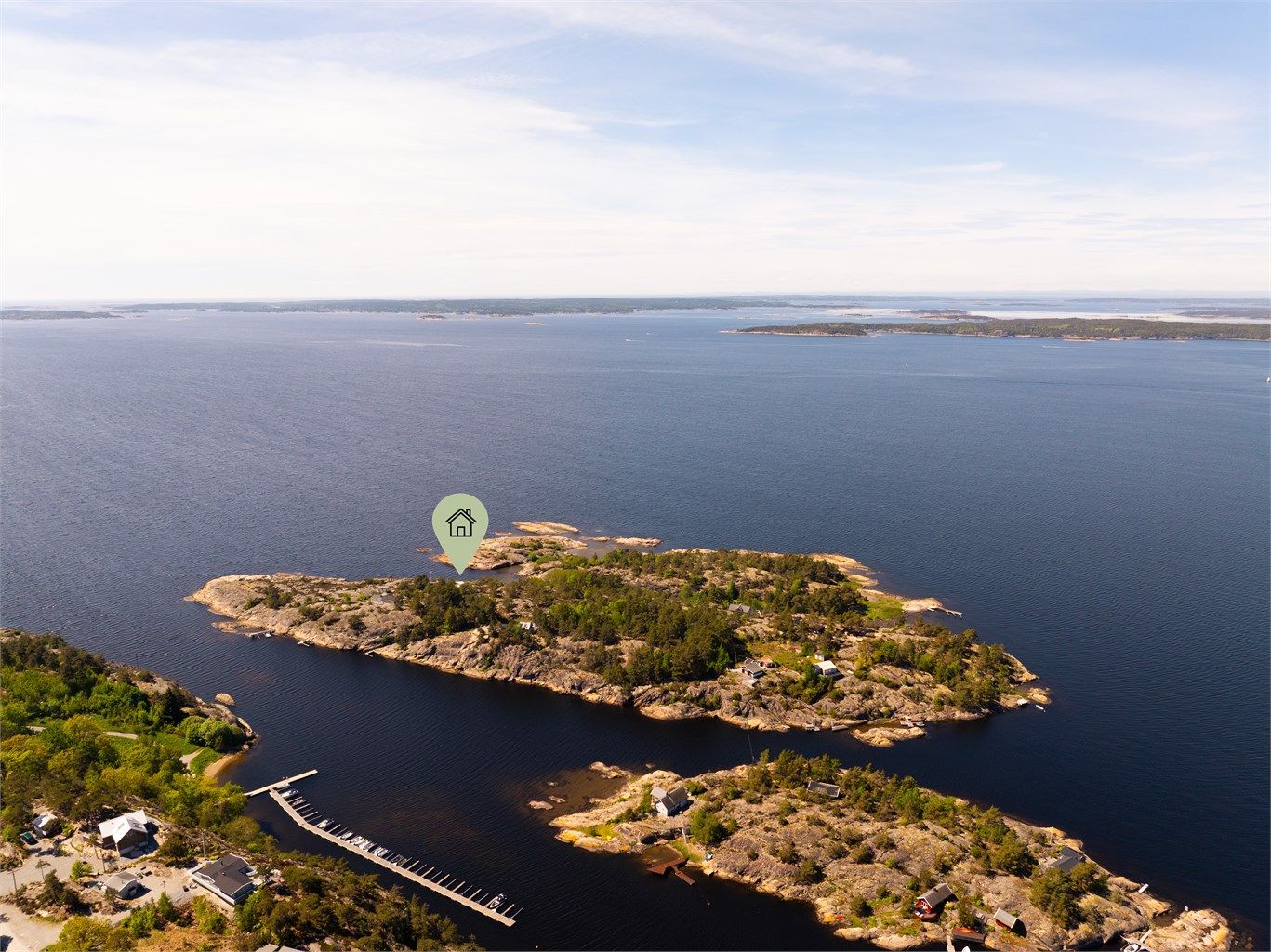Ved Sponvika helt ytterst i Singlefjorden ligger Store Mørvikholmen, med Hvaler-øyene og svenskekysten rett forut.